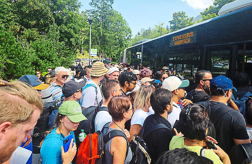 Ausflügler wollen rein in den Bus. Andreas Neuner hat dies festgehalten.