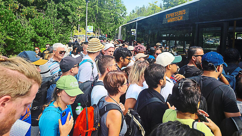 Ausflügler wollen rein in den Bus. Andreas Neuner hat dies festgehalten. Ausflügler wollen rein in den Bus. Andreas Neuner hat dies festgehalten.