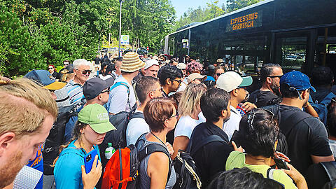 Ausflügler wollen rein in den Bus. Andreas Neuner hat dies festgehalten.