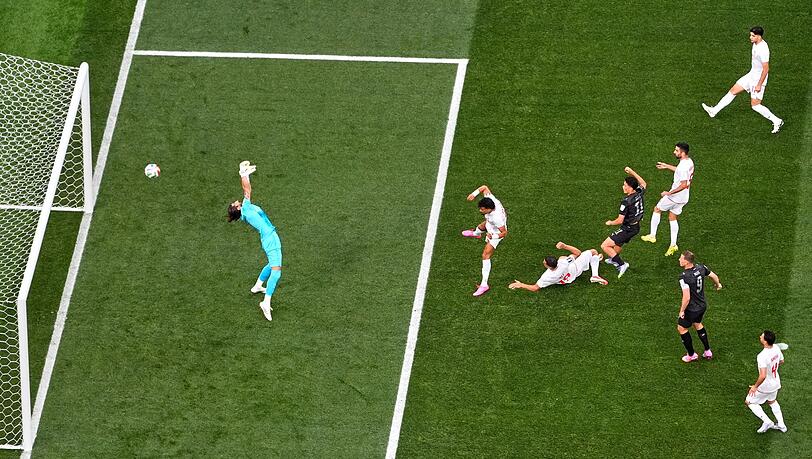 Die Partie begann mit einem sportlichen Rückschlag für den Iran. Die Partie begann mit einem sportlichen Rückschlag für den Iran.