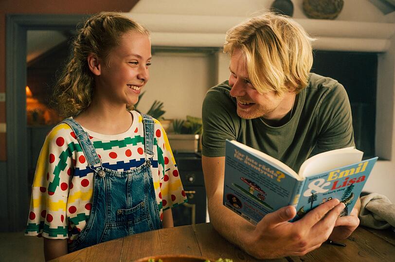 Jonas (Karl Schaper) hat sich mit seiner Tochter Lilly (Finja Leonie Meyer) in Sofias Haus eingemietet, um ein ausgefallenes Menü für ein Bankett zu kreiren. Jonas (Karl Schaper) hat sich mit seiner Tochter Lilly (Finja Leonie Meyer) in Sofias Haus eingemietet, um ein ausgefallenes Menü für ein Bankett zu kreiren.