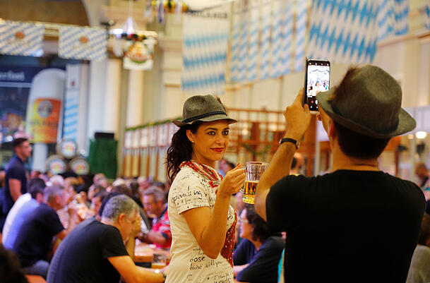 Wer im Rahmen der Wiesn ein Produkt bewirbt, braucht als Influencer sowohl eine Drehgenehmigung als auch eine entsprechende Lizenz (Symbolbild). Wer im Rahmen der Wiesn ein Produkt bewirbt, braucht als Influencer sowohl eine Drehgenehmigung als auch eine entsprechende Lizenz (Symbolbild).
