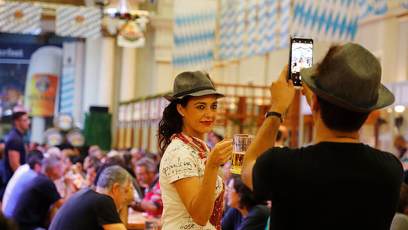 Wer im Rahmen der Wiesn ein Produkt bewirbt, braucht als Influencer sowohl eine Drehgenehmigung als auch eine entsprechende Lizenz (Symbolbild). Wer im Rahmen der Wiesn ein Produkt bewirbt, braucht als Influencer sowohl eine Drehgenehmigung als auch eine entsprechende Lizenz (Symbolbild).