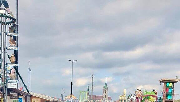 Viel los auf dem Gel&auml;nde. Die Haupteing&auml;nge der Wiesn sind bereits wegen &Uuml;berf&uuml;llung geschlossen.