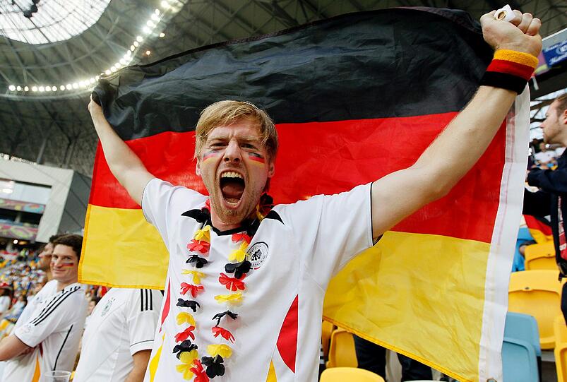 Die Fans sind heiß aufs erste Spiel: So feiern die Anhänger im Stadion von Lemberg.