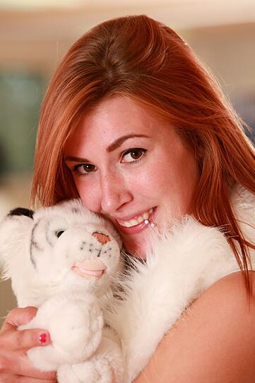 Susi und &bdquo;Tiger Ferdi&ldquo;, ein Geschenk von ihrem Freund Ferdinand.