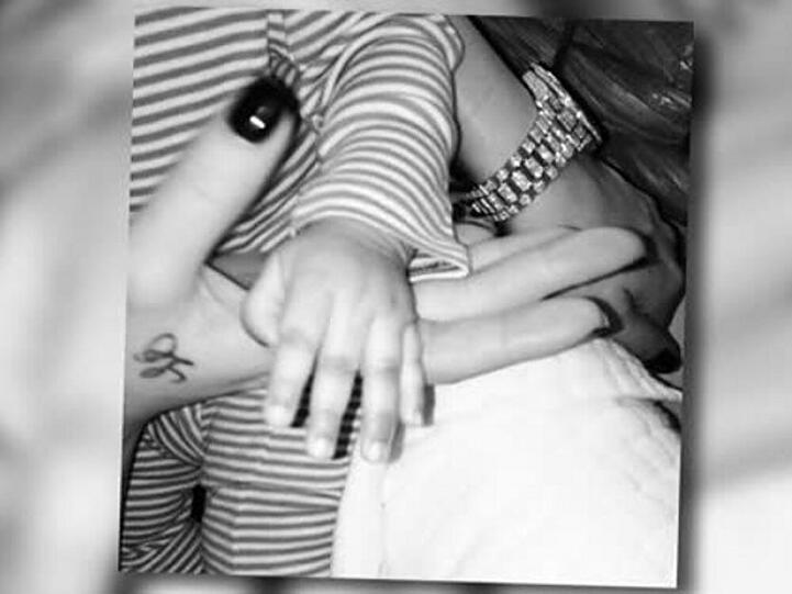 Groß und klein: Die Hände von Khloé Kardashian und ihrer Nichte North West