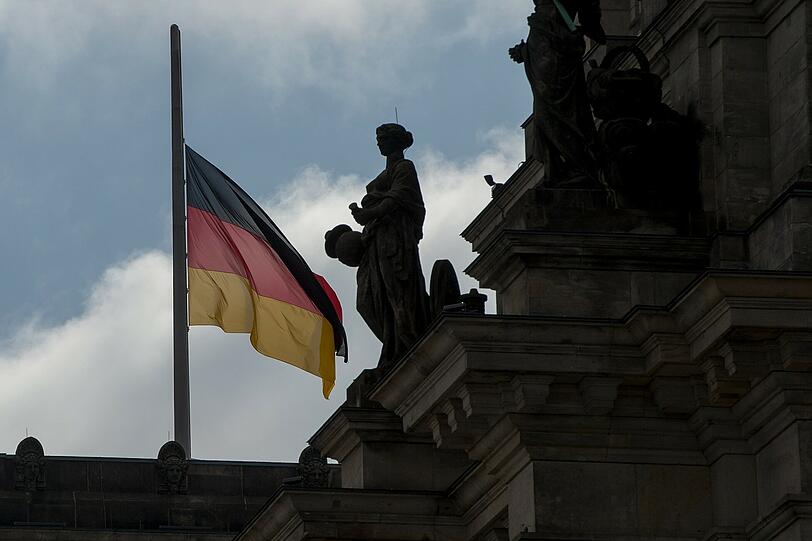 Auf dem Bundestag in Berlin wehen die Fahnen auf Halbmast. Grund ist die offizielle Trauerveranstaltung für die Opfer des Absturz der Germanwings-Maschine.