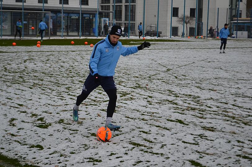 Die Löwen im Schnee: Der TSV 1860 musste am Freitag vor Beginn des Trainingslagers auf weißem - und nicht wie gewohnt auf grünem - Untergrund trainieren.