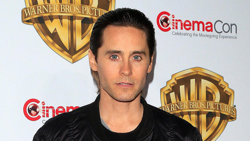 Während der Dreharbeiten zu "Suicide Squad" hat Jared Leto seinen Kollegen benutzte Kondome, Anal-Kugeln und ein totes Schwein geschickt. Während der Dreharbeiten zu "Suicide Squad" hat Jared Leto seinen Kollegen benutzte Kondome, Anal-Kugeln und ein totes Schwein geschickt.