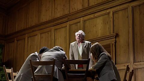 Walter Hess in Christoph Marthalers "Tiefer Schweb" in den Kammerspielen.