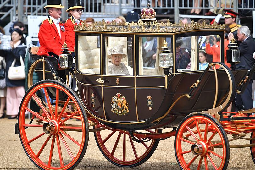 Königin Elisabeth II. fährt in einer Kutsche zu dem Spektakel der Horse Guards Parade in der Nähe des Buckingham-Palastes. Mit der Militärparade "Trooping the Colour" feiert die britische Königin am Samstag in London ihren 93. Geburtstag