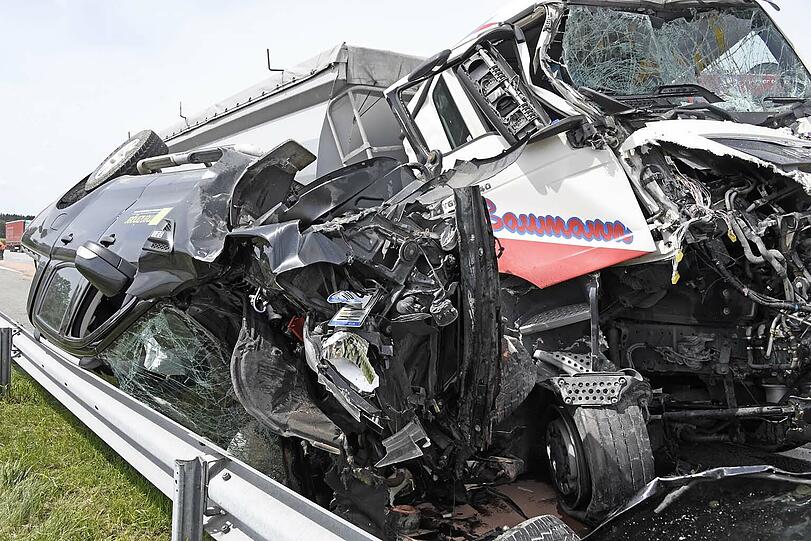 Die Bergungsarbeiten zogen sich in die Länge, weil letztlich neun Pkw (davon acht Neuwagen), ein Pkw-Anhänger, ein kompletter Sattelzug sowie ein Lkw-Anhänger abgeschleppt werden mussten. Zusätzlich luden die Einsatzkräfte noch reichlich Schotter um.