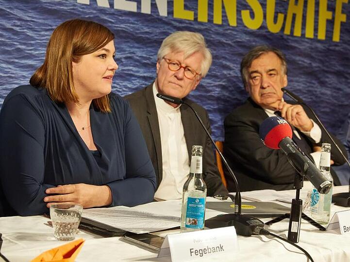 Hamburgs Zweite Bürgermeisterin Katharina Fegebank (Grüne), der Ratsvorsitzende der Evangelischen Kirche in Deutschland, Heinrich Bedford-Strohm und Palermos Bürgermeister Leoluca Orlando stellen das Bündnis vor.