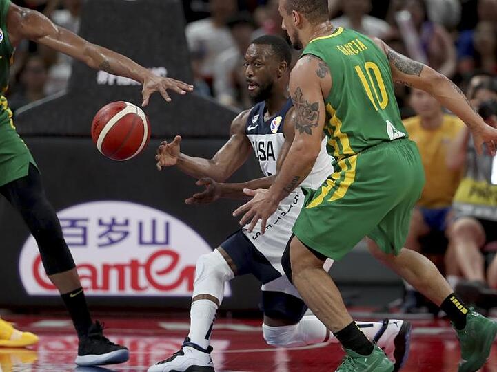US-Spieler Kemba Walker (2.v.r) in Aktion gegen den Brasilianer Alex Garcia (r).