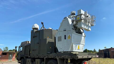 Das System nutzt nach britischen Angaben Funkwellen, um wichtige elektronische Komponenten in Drohnen zu stören oder zu beschädigen.