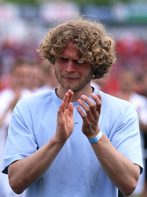 Emotionale Bilder beim letzten Saison-Heimspiel des TSV 1860: Bei seiner Verabschiedung flie&szlig;en nicht nur bei Jesper Verlaat die Tr&auml;nen.