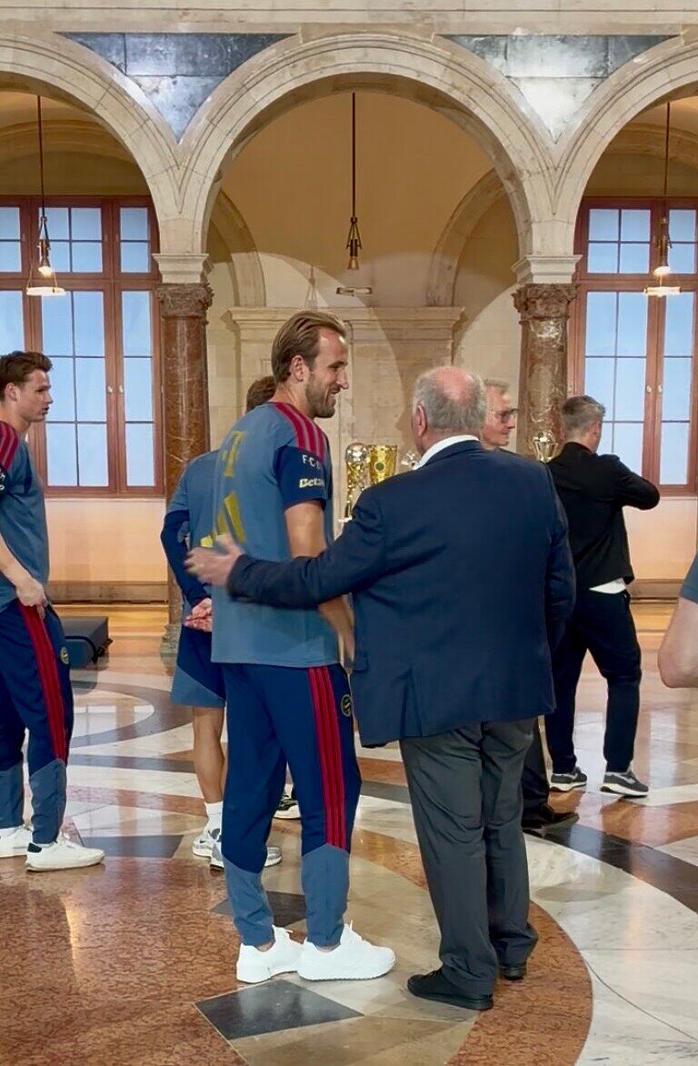 Der Ehrenpräsident und der Torjäger im Gespräch: Uli Hoeneß (r.) mit Kane. Der Ehrenpräsident und der Torjäger im Gespräch: Uli Hoeneß (r.) mit Kane.