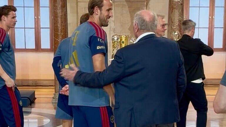 Der Ehrenpr&auml;sident und der Torj&auml;ger im Gespr&auml;ch: Uli Hoene&szlig; (r.) mit Kane.