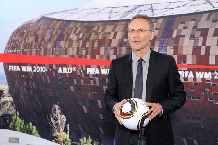 10. Reinhold Beckmann (ARD): Den Platz im gesicherten Mittelfeld hat er sich verdient, bei soviel positiver Ausstrahlung on air. Ein ARD-Flaggschiff, der Charmeur der öffentlich-rechtlichen Fußball-Fernsehunterhaltung.