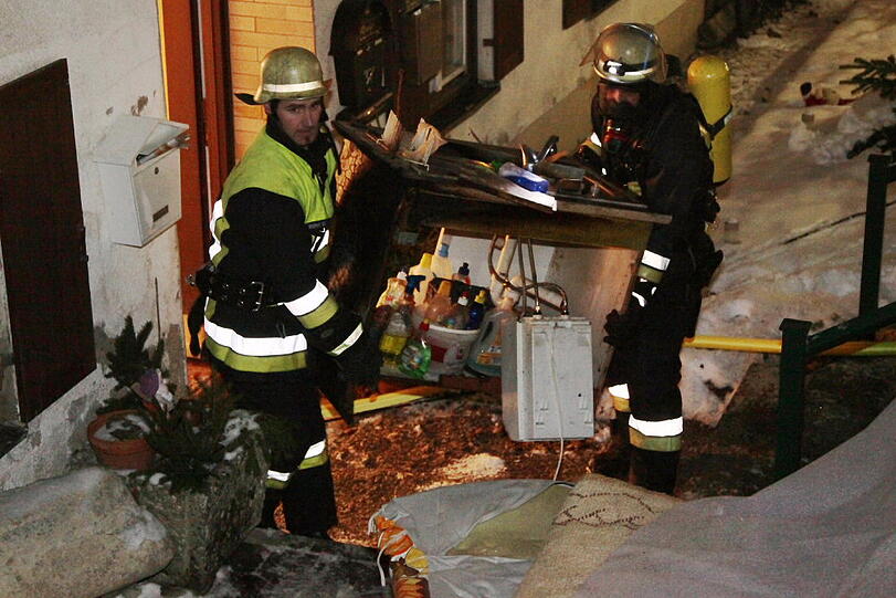 Brand in Gars im Landkreis Mühldorf am Inn: Kater "Samy" erleidet eine Rauchvergiftung. Die Feuerwehr rettet das leblose Tier aus einer brennenden Wohnung. Jetzt kümmert sich der Tierarzt um "Samy". Brand in Gars im Landkreis Mühldorf am Inn: Kater "Samy" erleidet eine Rauchvergiftung. Die Feuerwehr rettet das leblose Tier aus einer brennenden Wohnung. Jetzt kümmert sich der Tierarzt um "Samy".