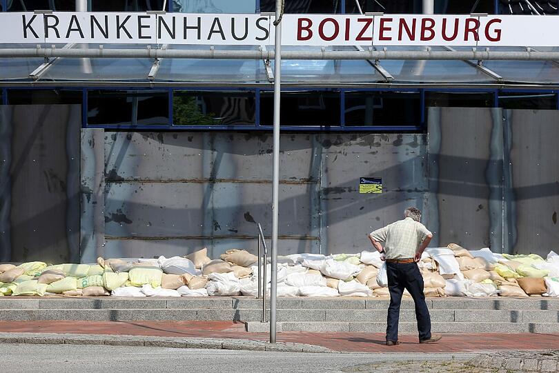 Das Krankenhaus Boizenburg:Wo sonst Patienten ein und aus gehen stapeln sich die Sandsäcke.