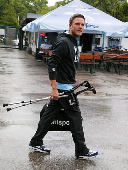 Dominik Stahl mit Krücken.