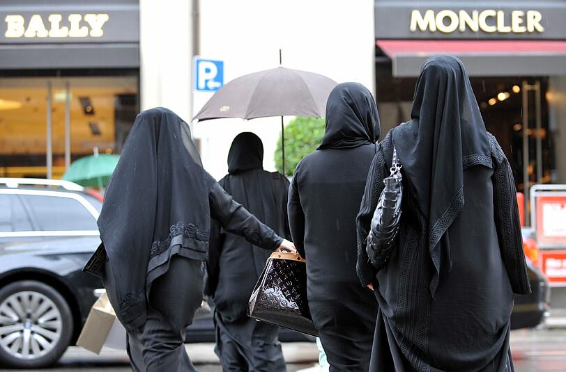 Sollte ein Burka-Verbot auch für arabische Touristinnen gelten, befürchten bayerische Wirtschaftsverbände Einbußen für Handel und Tourismus in München.