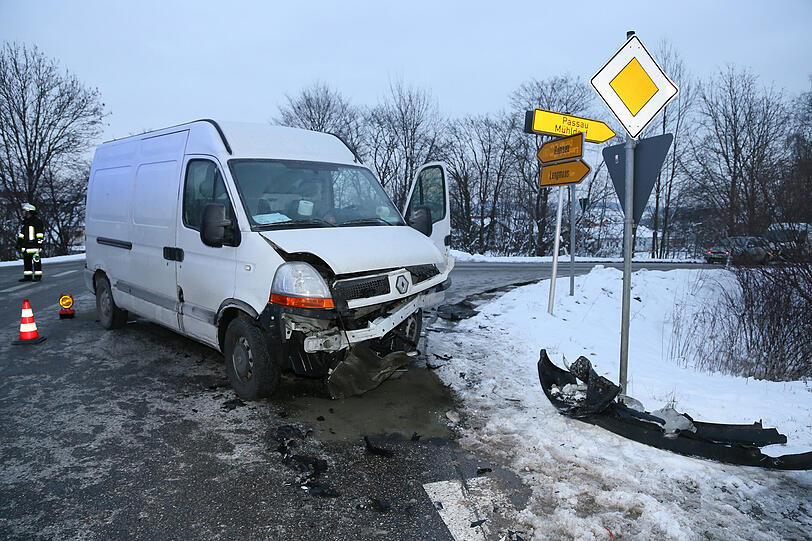 Völlig demoliert blieb der Kleinstransporter auf der Kreuzung zurück. Der Toyota kam unterhalb der Böschung zum Stehen.