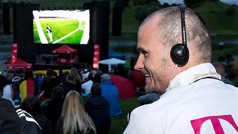 Erstmals wurden in München beim Public-Viewing Radioreportagen und Gebärdendolmetscher angeboten, um das Motto "Inklusiv statt exklusiv" zu leben. Erstmals wurden in München beim Public-Viewing Radioreportagen und Gebärdendolmetscher angeboten, um das Motto "Inklusiv statt exklusiv" zu leben.