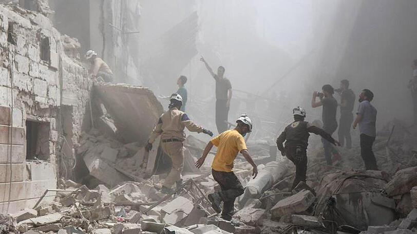 Nach einem Luftangriff in Aleppo versuchen Helfer Opfer aus den Trümmern eines Hauses zu bergen. Bei dem Angriff im vergangenen April wurde auch ein Krankenhaus schwer getroffen.