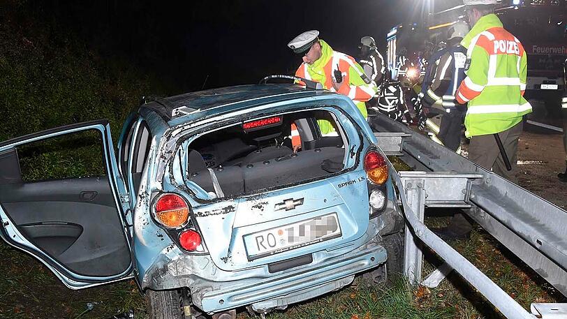 Die beiden schwer verletzten Frauen waren im Fahrzeug eingeklemmt. Die Feuerwehr musste sie befreien.