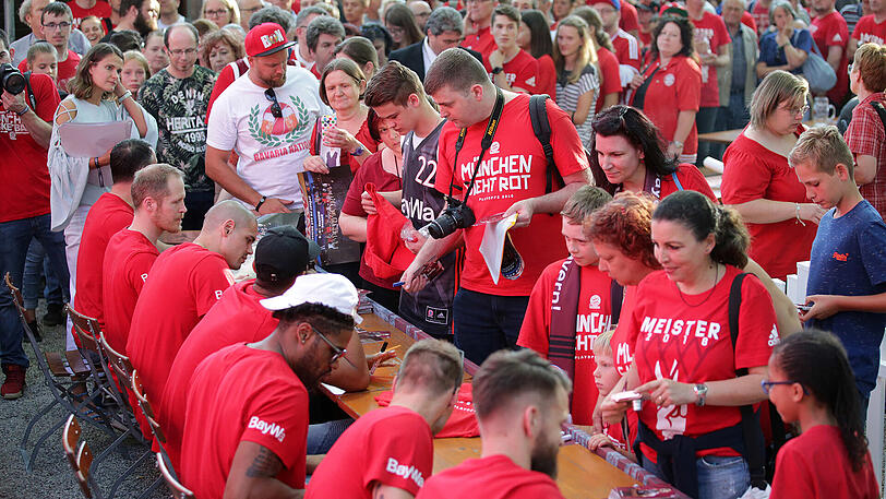 Weitere Impressionen von der Meisterfeier der Bayern-Basketballer am Nockherberg.