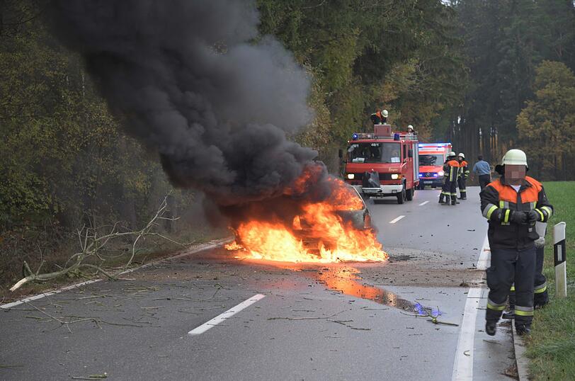 Eine Frau ist am Sonntagmittag mit ihrem Corsa gegen einen Baum gerast. Die Schwerverletzte konnte sich gerade noch befreien, ihr Fahrzeug brannte komplett aus.
