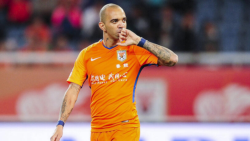 Der Brasilianer Diego Tardelli (Shandong Luneng Taishan) wurde mal für ein Spiel gesperrt, weil er sich während der Nationalhymne ins Gesicht fasste.