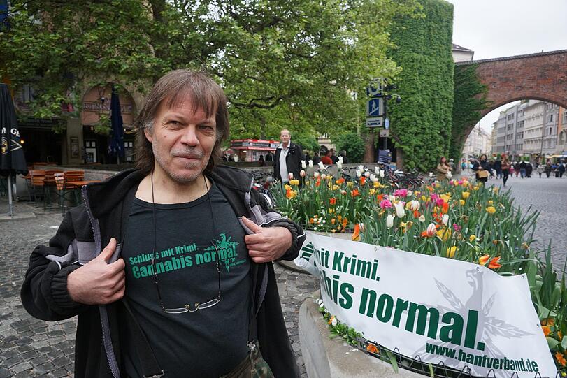 Etwa 200 Menschen demonstrieren am Sendlinger-Tor-Platz für die Legalisierung von Marihuana.