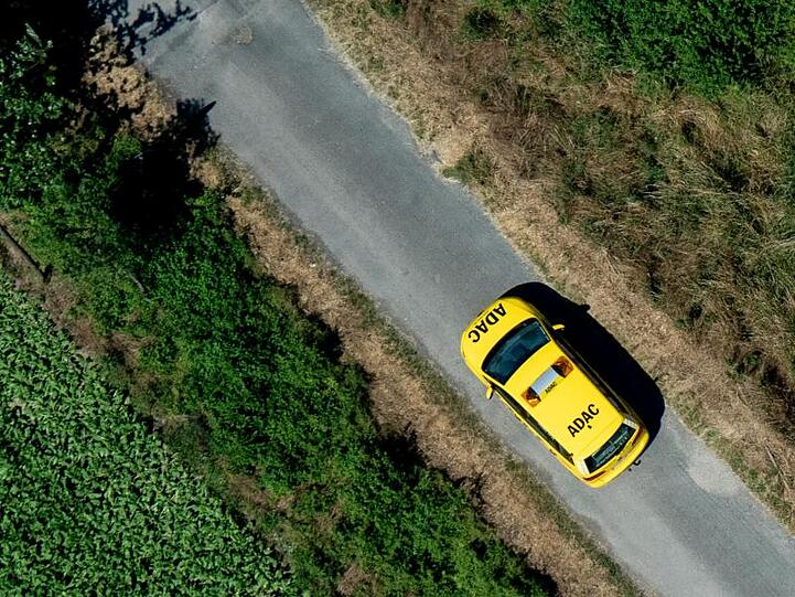 Ein Fahrzeug der ADAC Pannenhilfe fährt über eine Landstraße. Foto: Hauke-Christian Dittrich/dpa/Archivbild