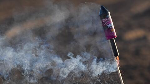 Ein 14-Jähriger schoss eine Rakete auf ein Wohnhaus in Waldperlach. Die setzte einen Balkon in Brand. (Symbolbild)