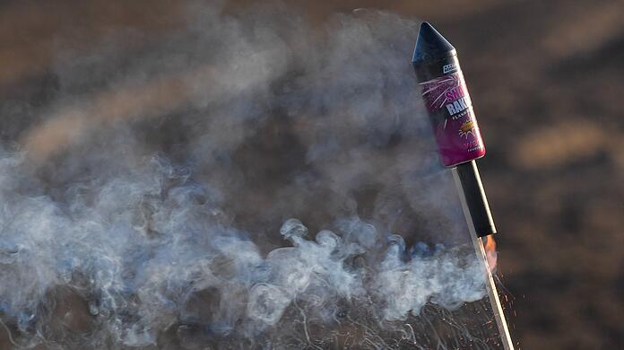 Ein 14-Jähriger schoss eine Rakete auf ein Wohnhaus in Waldperlach. Die setzte einen Balkon in Brand. (Symbolbild)