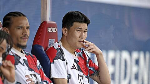 Auf der Bank - und trotzdem im Fokus: Min-jae Kim ist auch in seinem zweiten Bayern-Jahr noch nicht der sichere Rückhalt.
