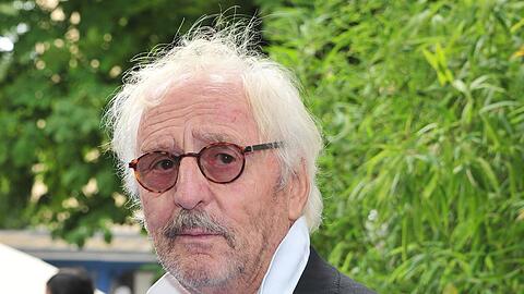 Günther Maria Halmer spielt in dem von Philipp Stölzl inszenierten Theaterstück den Brandner Kaspar, der mit dem Tod in Gestalt des Boanlkramer um weitere Lebensjahre Karten spielt.