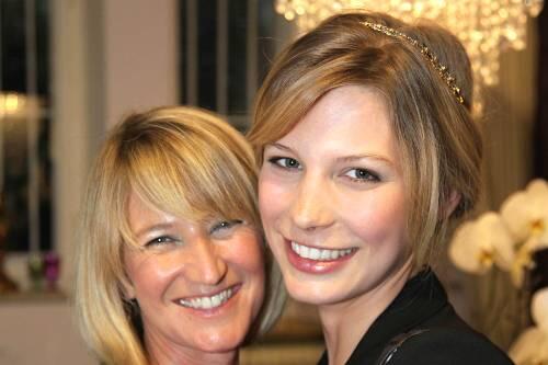Nein, sie sind keine Schwestern: Sarah Brandner und Mama Sabine.