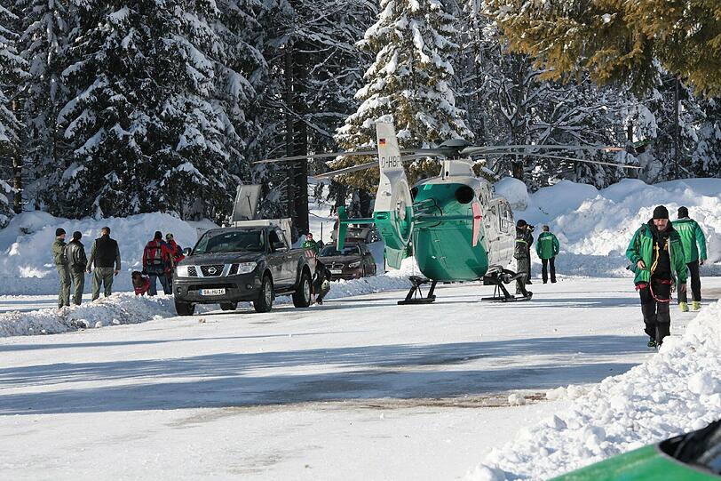 Der Lawinenabgang in der
Wendelsteinregion am Mittwochmorgen hat aller Wahrscheinlichkeit
nach keine Todesopfer gefordert. Eine am Vormittag gestartete
Suchaktion mit Einsatzkräften der Bergwacht und Hubschraubern sei
abgebrochen worden, teilte die Polizei am frühen Nachmittag mit. Die Bilder.