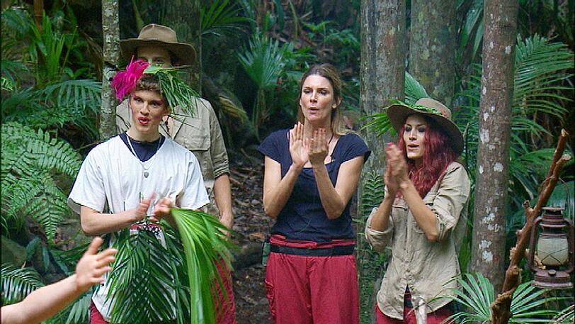 Dschungelcamp, Tag 14: Fiona nimmt ein Bad in toten Insekten, Joey lässt sich von Olivia Jones zur Transe schminken