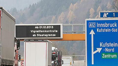 Ab hier wird Wegezoll kassiert: Am Sonntag herrscht erstmals auch auf dem sechs Kilometer langen Stück bis Kufstein-Süd Pickerl-Pflicht - Ski-Ausflügler müssen zahlen oder abfahren.