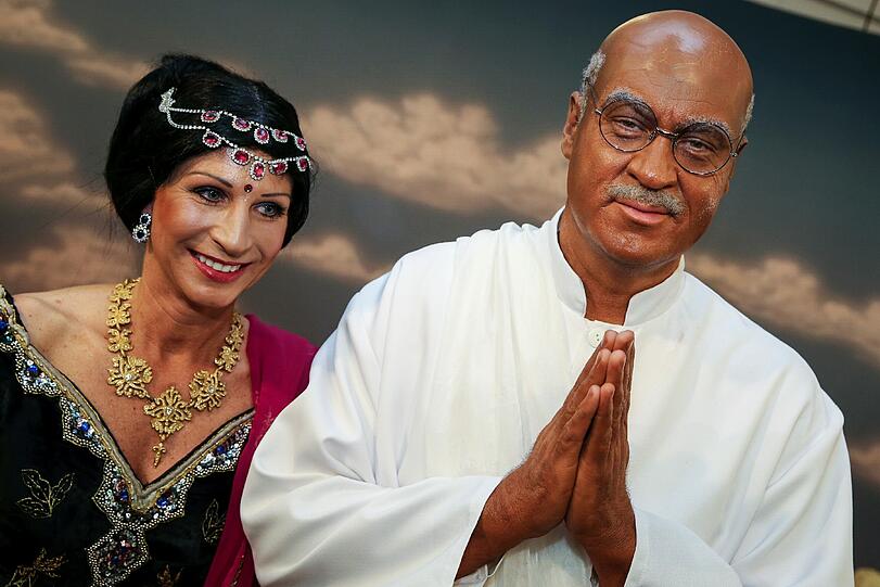 Bayerns Finanzminister besucht die Prunksitzung des Fränkischen Fastnachtsverbandes "Fastnacht in Franken" in Veitshöchheim bei Würzburg traditionell mit seiner Frau Karin. Während er als "Mahatma Gandhi" geht, ist sie als "Inderin" verkleidet.