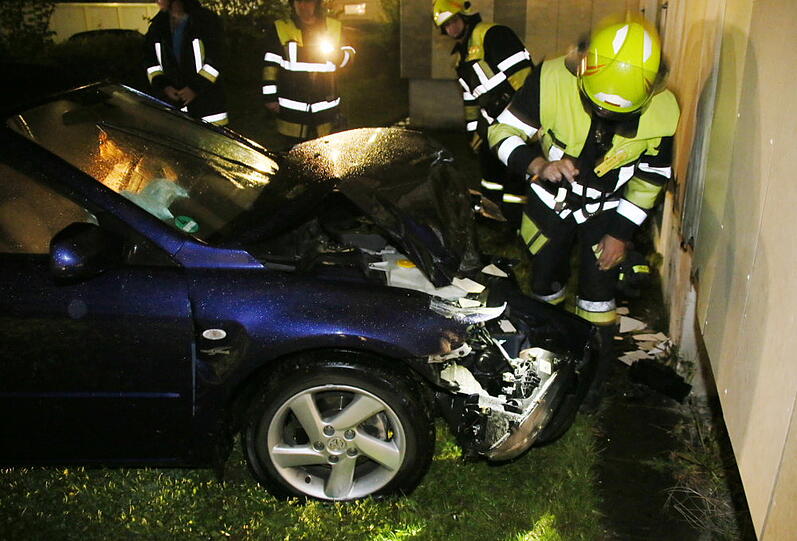 Diese Suff-Aktion ging nach hinten los: Erst setzte der 35-Jährige sein Auto gegen eine Hauswand, dann wollte er seiner Tochter die Schuld in die Schuhe schieben.