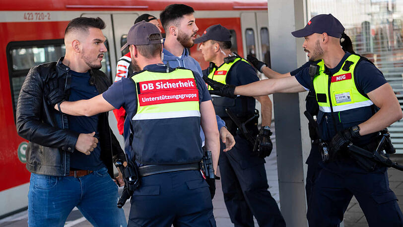 Die Spezialeinheit demonstriert bei einem Pressetermin den Umgang mit Randalierern.