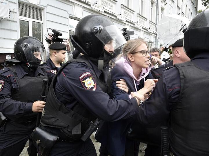 Polizisten verhaften in Moskau die Oppositionelle Ljubow Sobol.