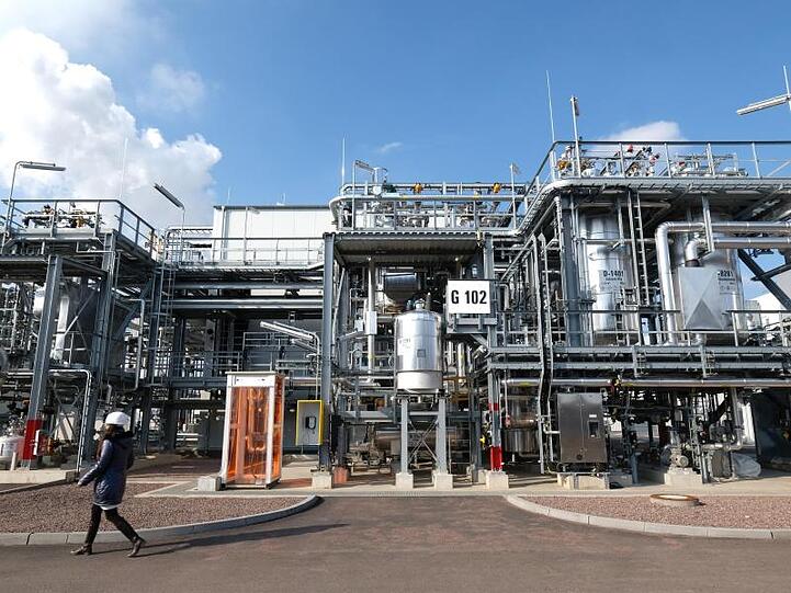 Eine Mitarbeiterin der Trinseo GmbH geht an einer Pilotanlage zur Herstellung von synthetischem Kautschuk vorbei. Der Chemieverband VCI rechnet mit einem schwerem Jahr für die Branche.